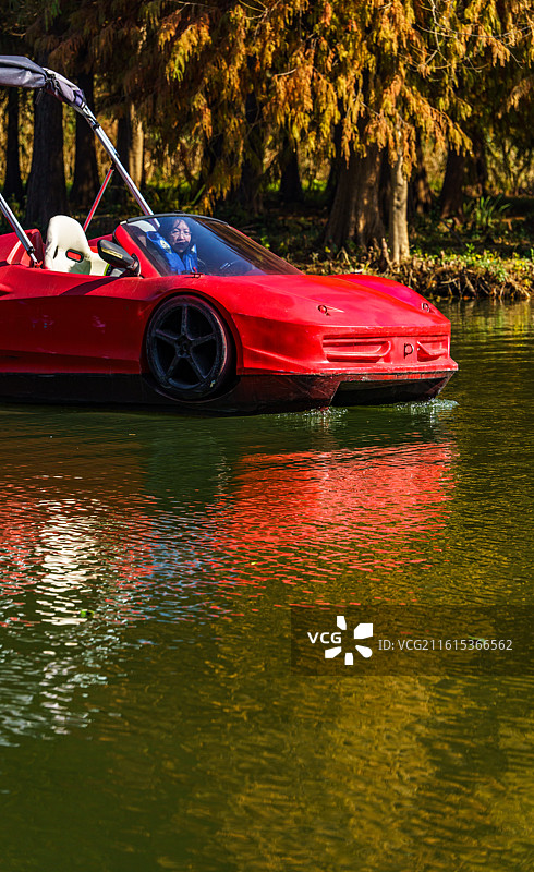 苏州虎丘湿地公园秋冬季节的落羽杉池杉水杉彩色森林自然倒影景观与湖面游船特写图片素材
