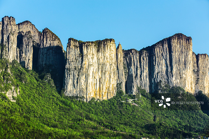 中国湖北省恩施土家族苗族自治州恩施大峡谷七星寨附近绝壁景观图片素材