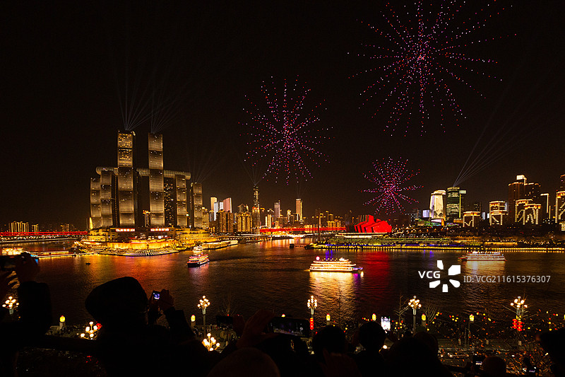 重庆地标城市无人机表演烟花图片素材