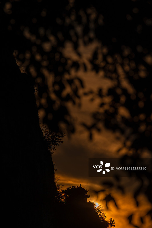 桂林伏波山独秀峰落日图片素材