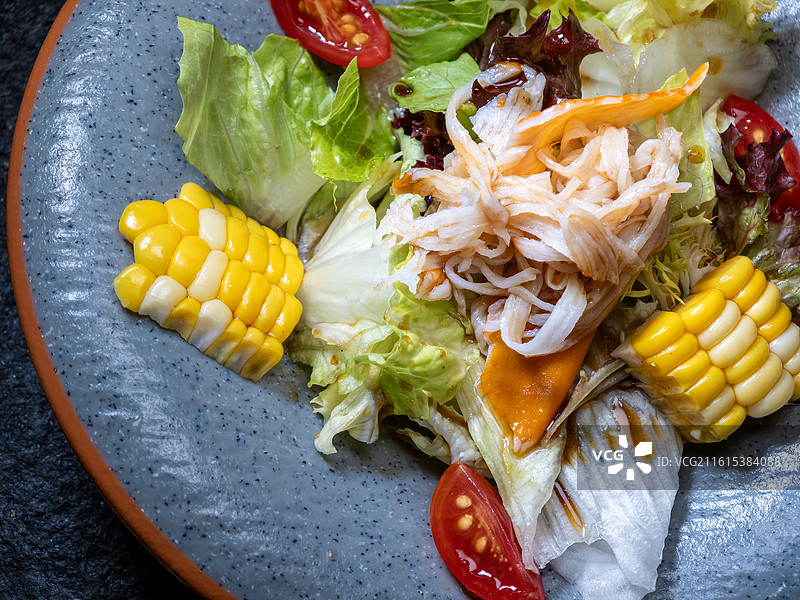 蟹柳玉米沙拉配油醋汁图片素材