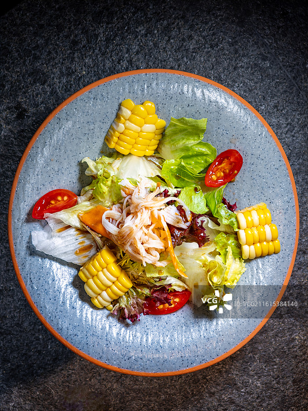 蟹柳玉米沙拉配油醋汁图片素材