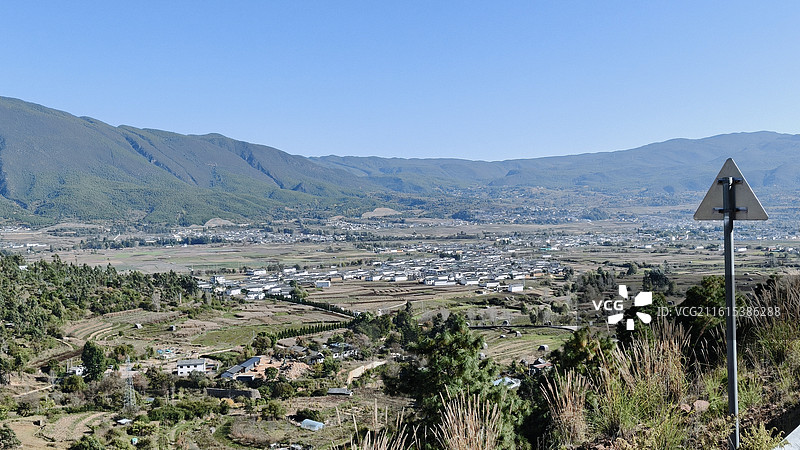 制高点俯视的白族村落图片素材