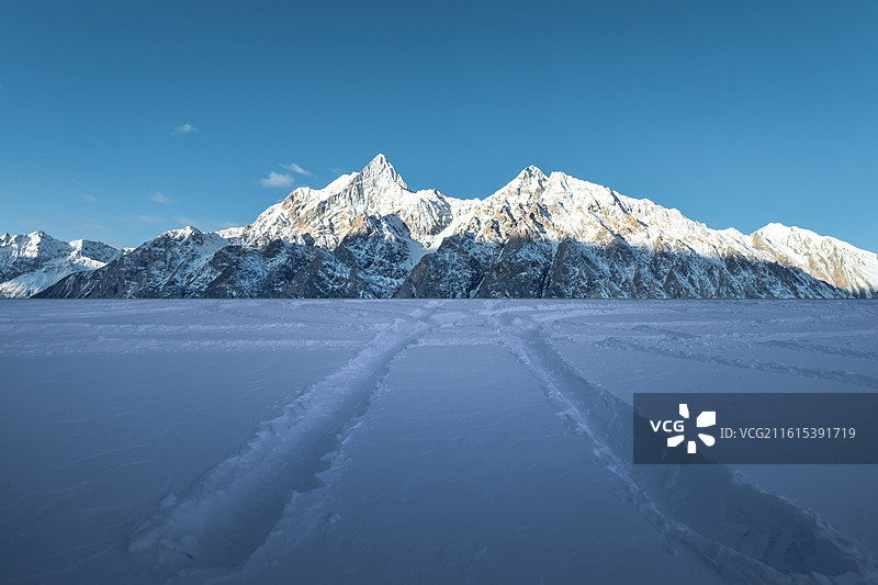 雪山下的雪地上的车轮胎印，雪山背景，雪景，车轮胎印，汽车广告背景图，南迦巴瓦，库拉岗日图片素材