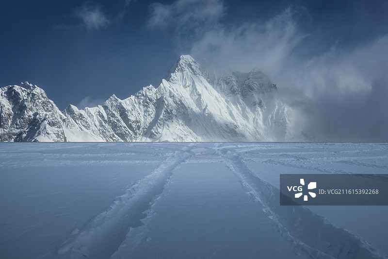 雪山下的雪地上的车轮胎印，雪山背景，雪景，车轮胎印，汽车广告背景图，南迦巴瓦，库拉岗日图片素材