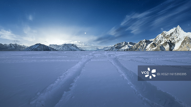 雪山下的雪地上的车轮胎印，雪山背景，雪景，车轮胎印，汽车广告背景图，南迦巴瓦，库拉岗日图片素材