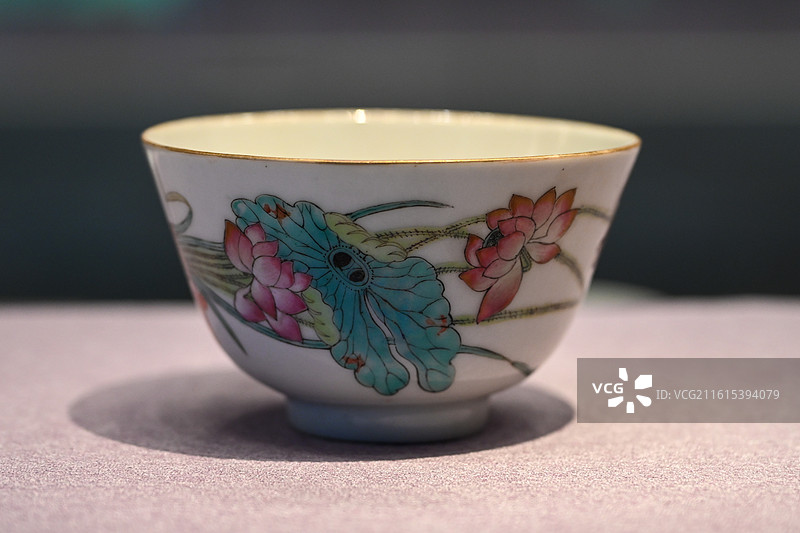 白瓷彩绘荷花茶碗，清新雅致图片素材