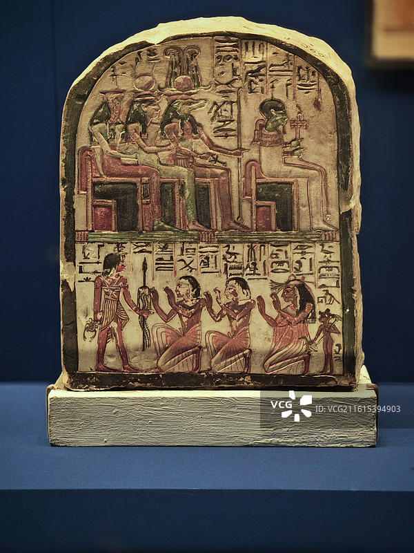 古埃及第十九王朝彩绘石雕墓碑，描绘死者向冥王奥西里斯及诸神献祭的场景图片素材