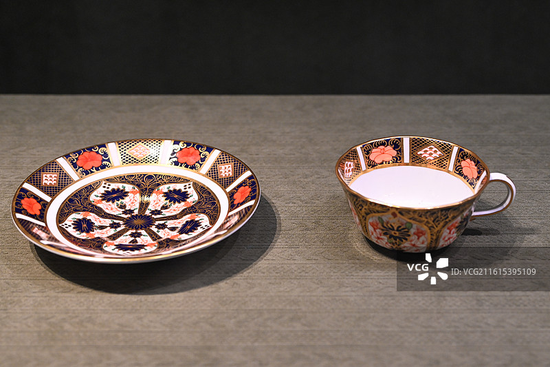 精美欧洲风格咖啡杯碟，华丽瓷艺展现古典韵味图片素材