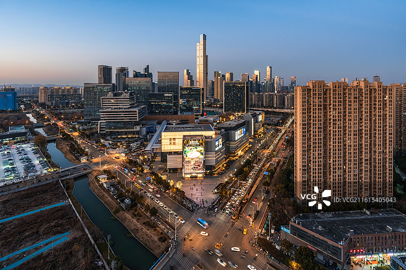 南京金陵天地的日落与夜景图片素材