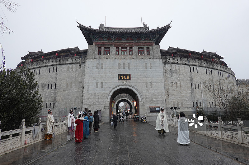 河南省洛阳市洛阳丽景门城门楼箭楼雪景：护城河丽景桥汉服妆造图片素材