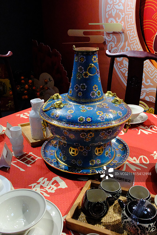 春节新年过年除夕夜全家庭宴会团圆饭饺子。景泰蓝火锅图片素材