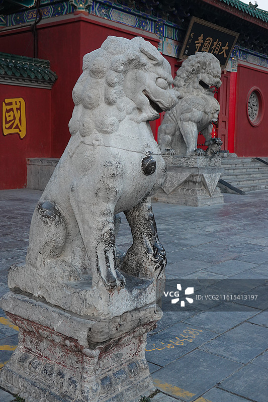 河南省开封市开封大相国寺建国寺：山门石狮子图片素材