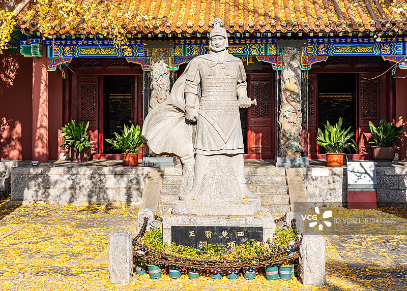 银杏树叶黄叶秋色背景映衬中的江苏徐州户部山戏马台项羽雕塑图片素材