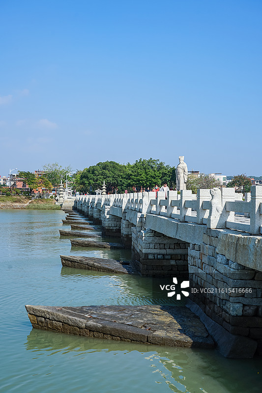 泉州洛阳桥横跨水面图片素材