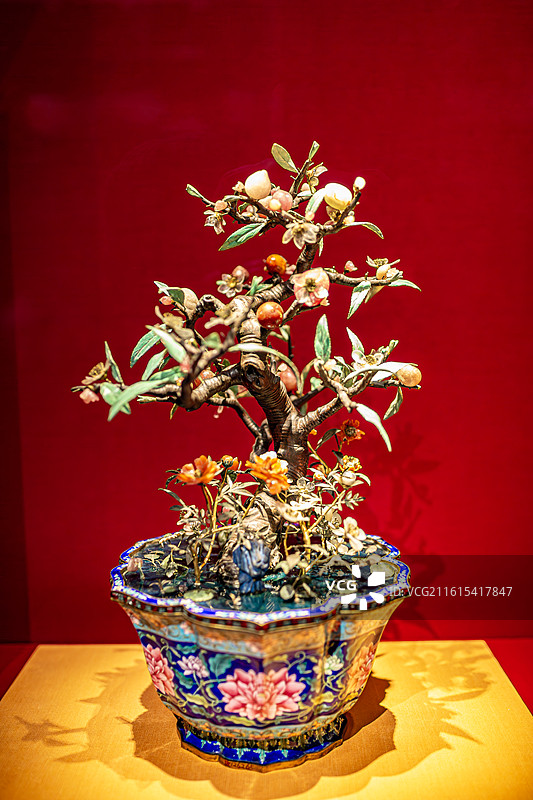 珐琅百年守护从紫禁城到故宫博物院午门特展故宫博物院藏清乾隆画珐琅菱花式盆玉石玻璃桃实盆景图片素材