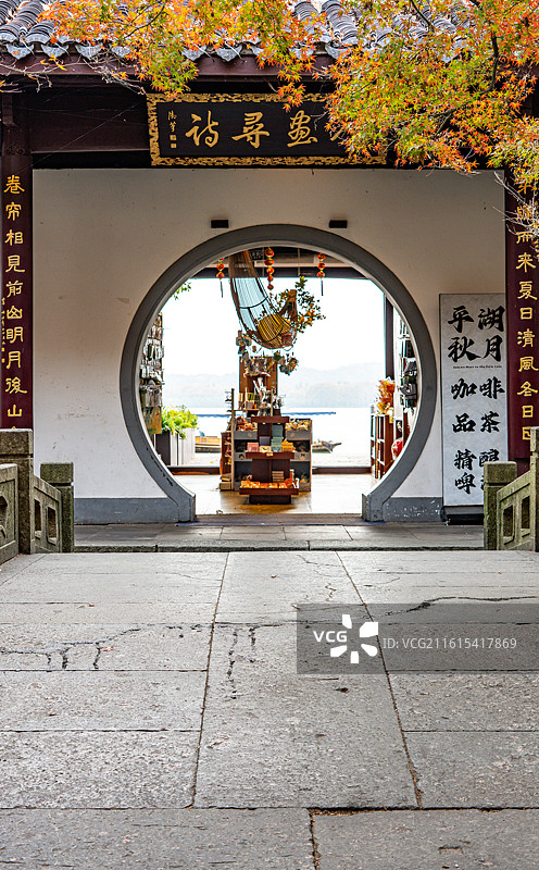 红枫红叶背景掩映中的浙江杭州西湖平湖秋月入画寻诗秋色景观.西湖十景平湖秋月碑刻标识图片素材