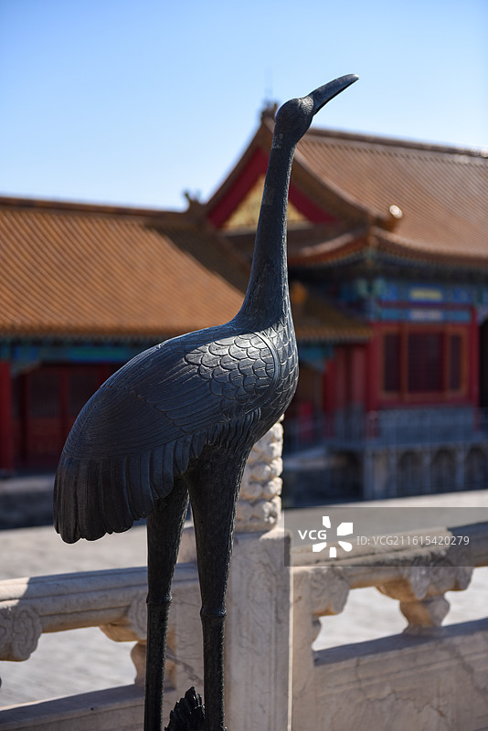 青铜鹤雕像前的古建筑图片素材