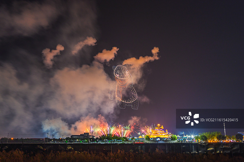 天津泰达航母主题公园节日烟花秀图片素材