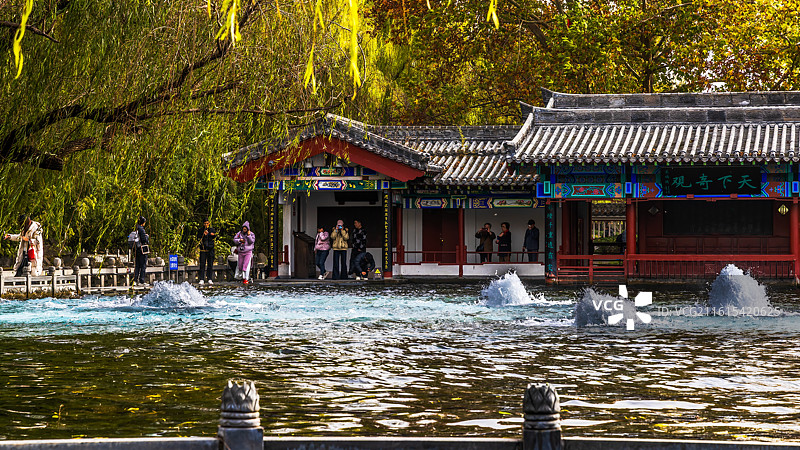 ‌明水古城的泉水包括百脉泉、梅花泉、墨泉等十余处名泉，泉水穿城而过，形成“北方水镇”的独特景观图片素材