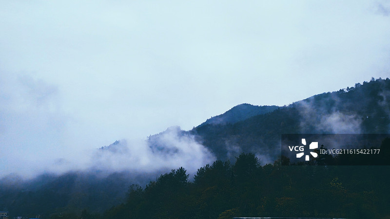 大雾天气时的山对天景色图片素材
