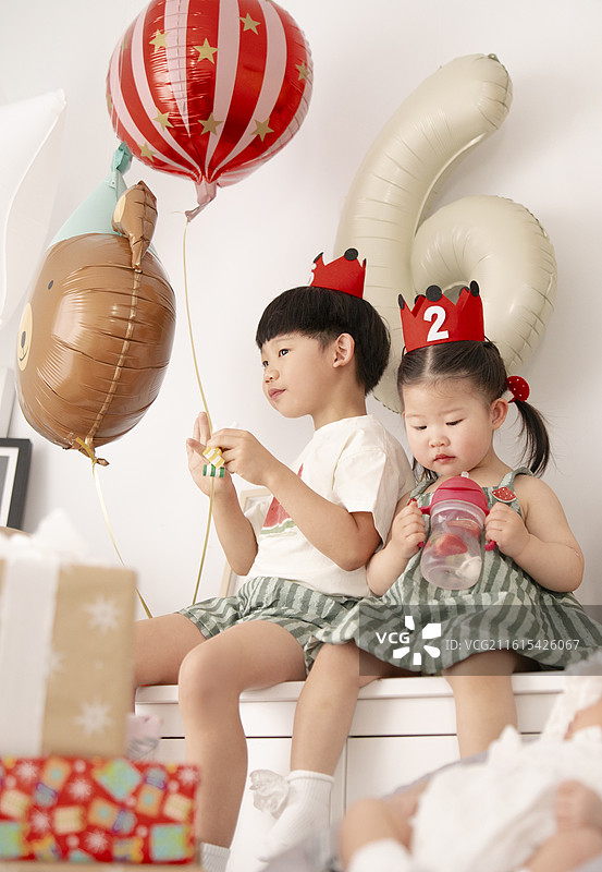 六岁小哥哥两岁小妹妹小寿星庆祝生日的快乐时刻图片素材