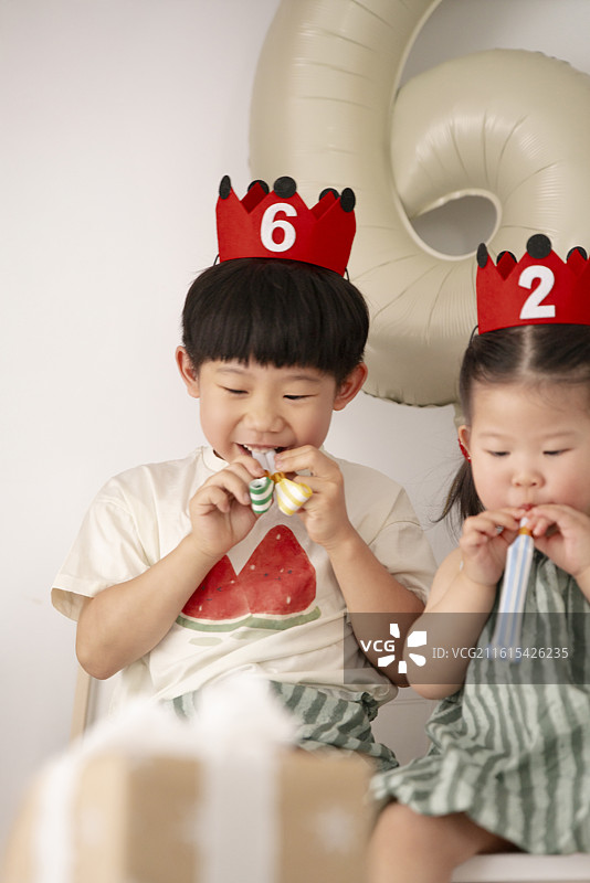 六岁小哥哥两岁小妹妹小寿星庆祝生日的快乐时刻图片素材