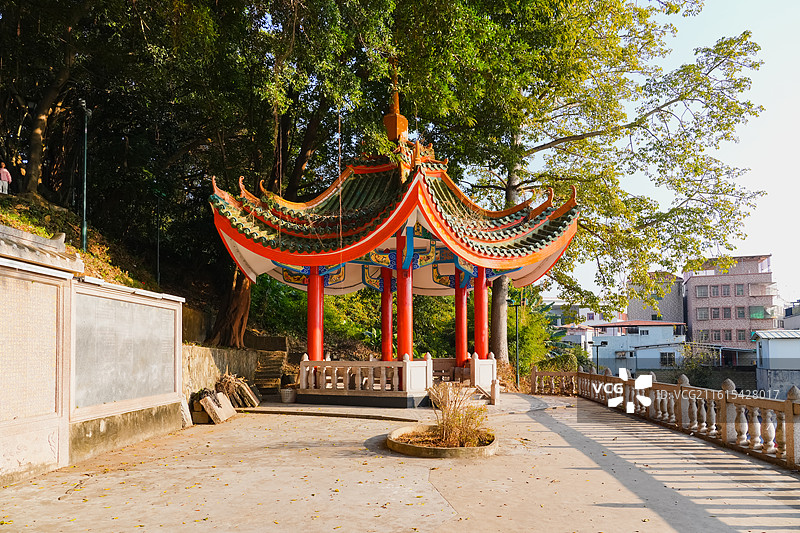 广东省汕头市妈屿岛风景区 妈祖宫附近的亭子图片素材