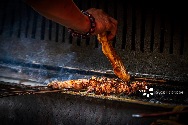 烟火人间：新疆街头烤羊肉串图片素材