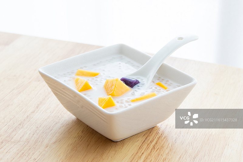 芒果芋圆椰汁西米露图片素材