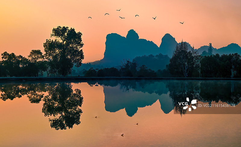 江西龙虎山晨曦图片素材