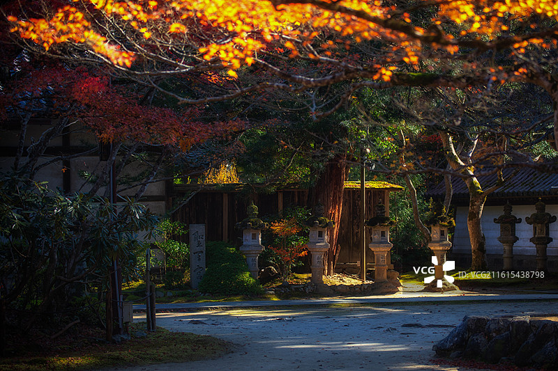 日本滋贺县西明寺的秋季风光图片素材