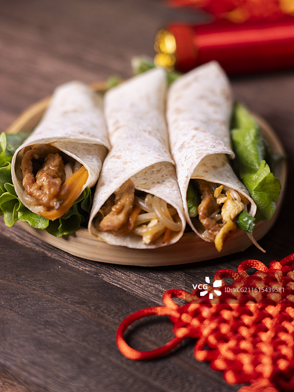 立春节气卷春饼图片素材