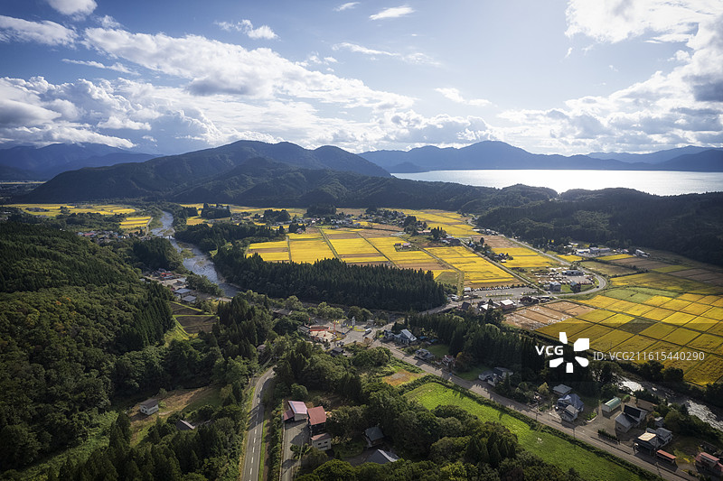 日本秋田县田泽湖畔的航拍风光图片素材