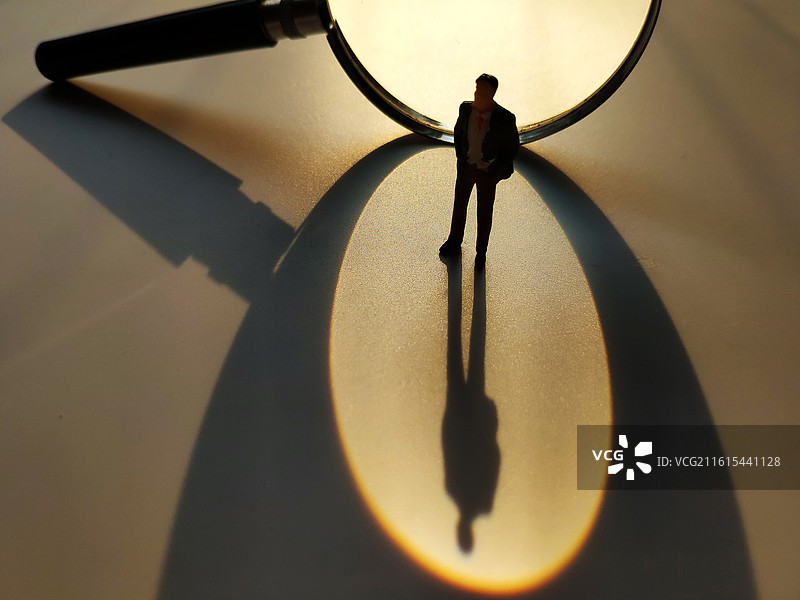 商务人士在放大镜上看股票数据数据图片素材