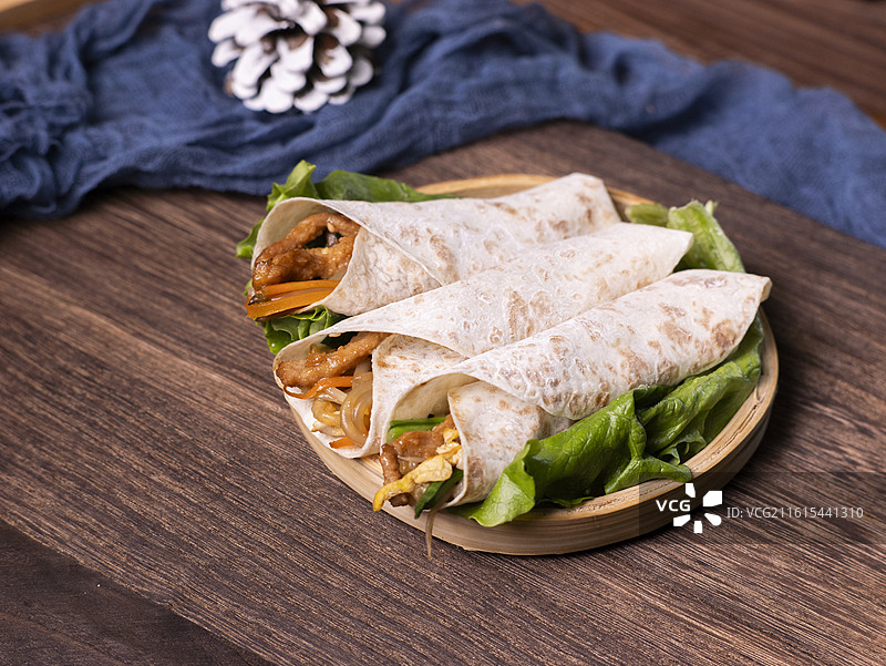 立春节气卷春饼图片素材