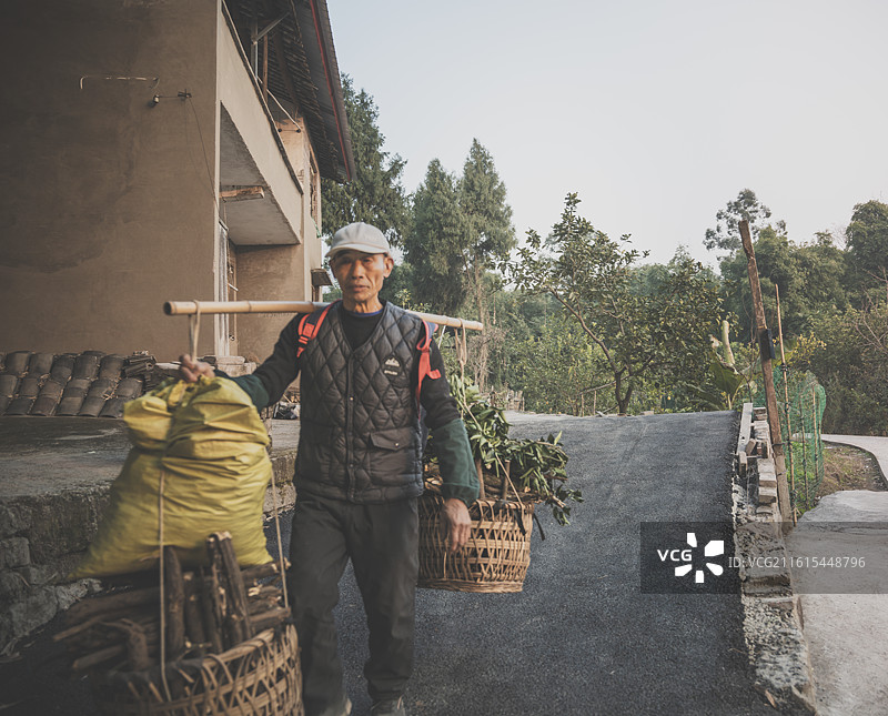 赶集去的农村老人图片素材