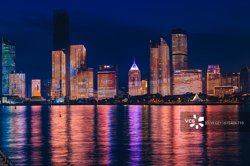 青岛情人坝拍五四广场灯光秀夜色图片素材