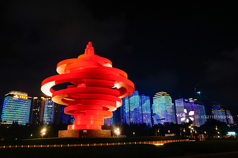 青岛五四广场夜景“五月的风”雕塑‌。图片素材