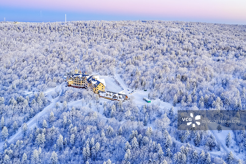 三九严寒，日出时分，无人机航拍吉林省延边仙峰国家森林公园长白山雪岭雾凇自然景观和长白山主峰。图片素材