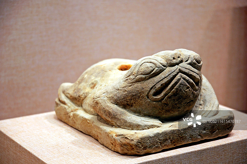 资阳博物馆藏东汉蟾蜍形石摇钱树座图片素材