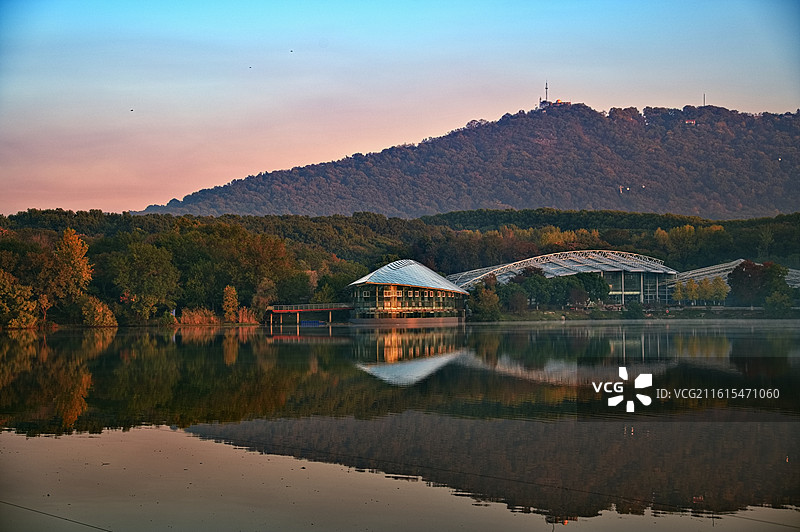 清晨的前湖图片素材