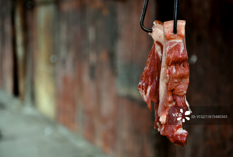 中国传统菜市场上悬挂售卖的鲜肉新鲜猪肉图片素材