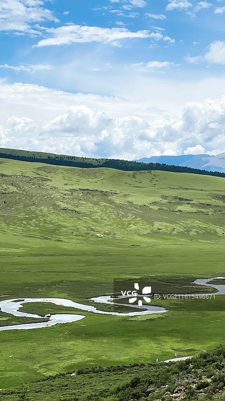 格聂南线河谷的弯曲河流图片素材