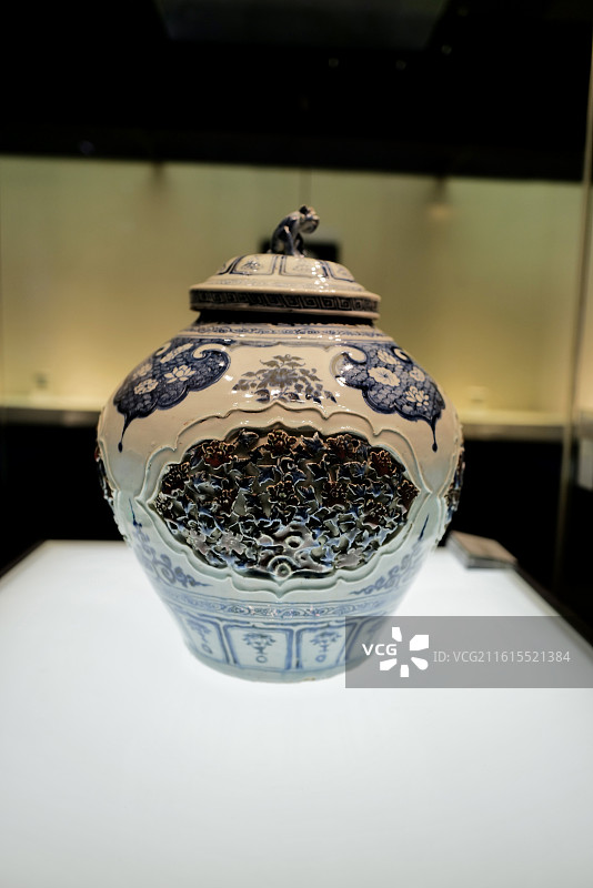 河北石家庄河北博物院镇馆之宝青花釉里红开光贴花盖罐图片素材