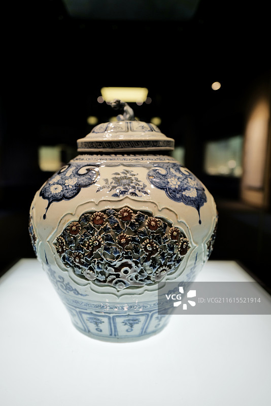 河北石家庄河北博物院镇馆之宝青花釉里红开光贴花盖罐图片素材