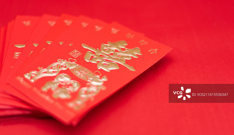 红色背景上的结婚红包图片素材