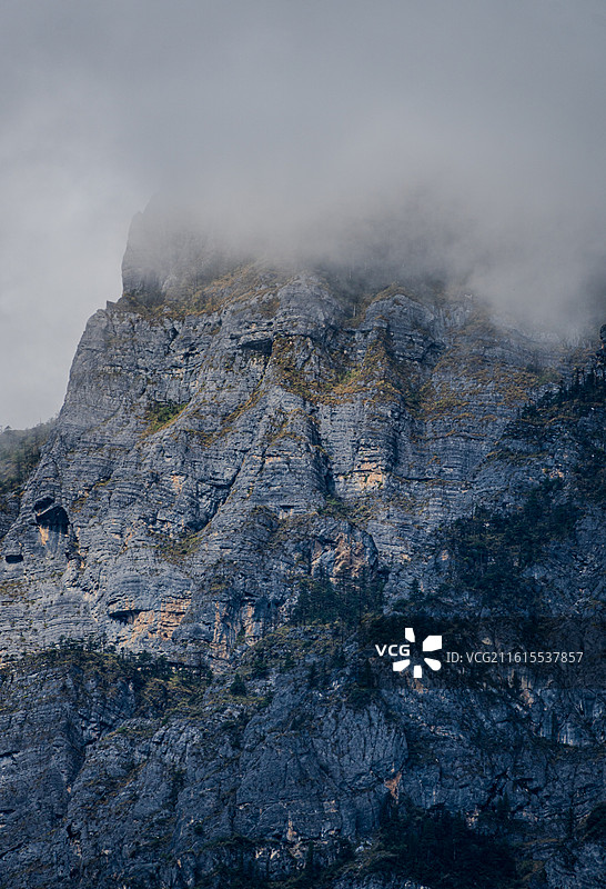 雨雾下高山的黑色山壁图片素材