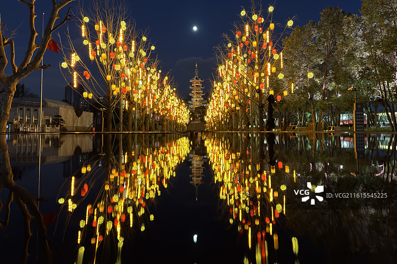 上海龙华寺新年灯会图片素材