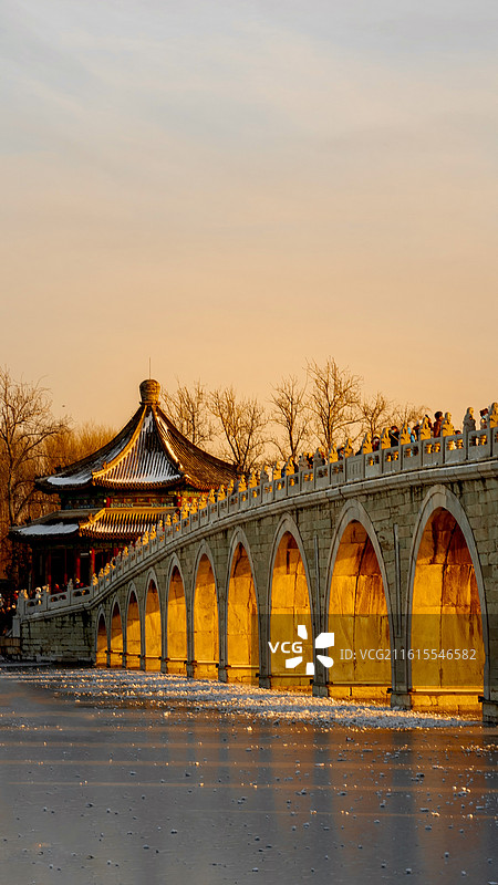 十七孔桥金光穿洞图片素材